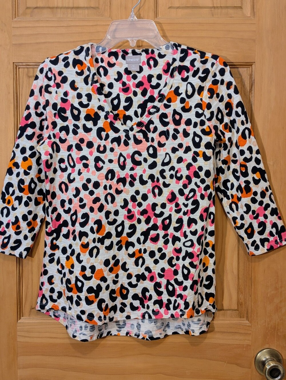 Chicos Top Animal Print V Neck 3/4 Sleeves Pink Cream SZ 0, US SM Casual Travel